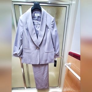NWT Le Suit Beautiful 2Piece Pant Suit. SZ 18; Light Grey Color. Lined; $90.